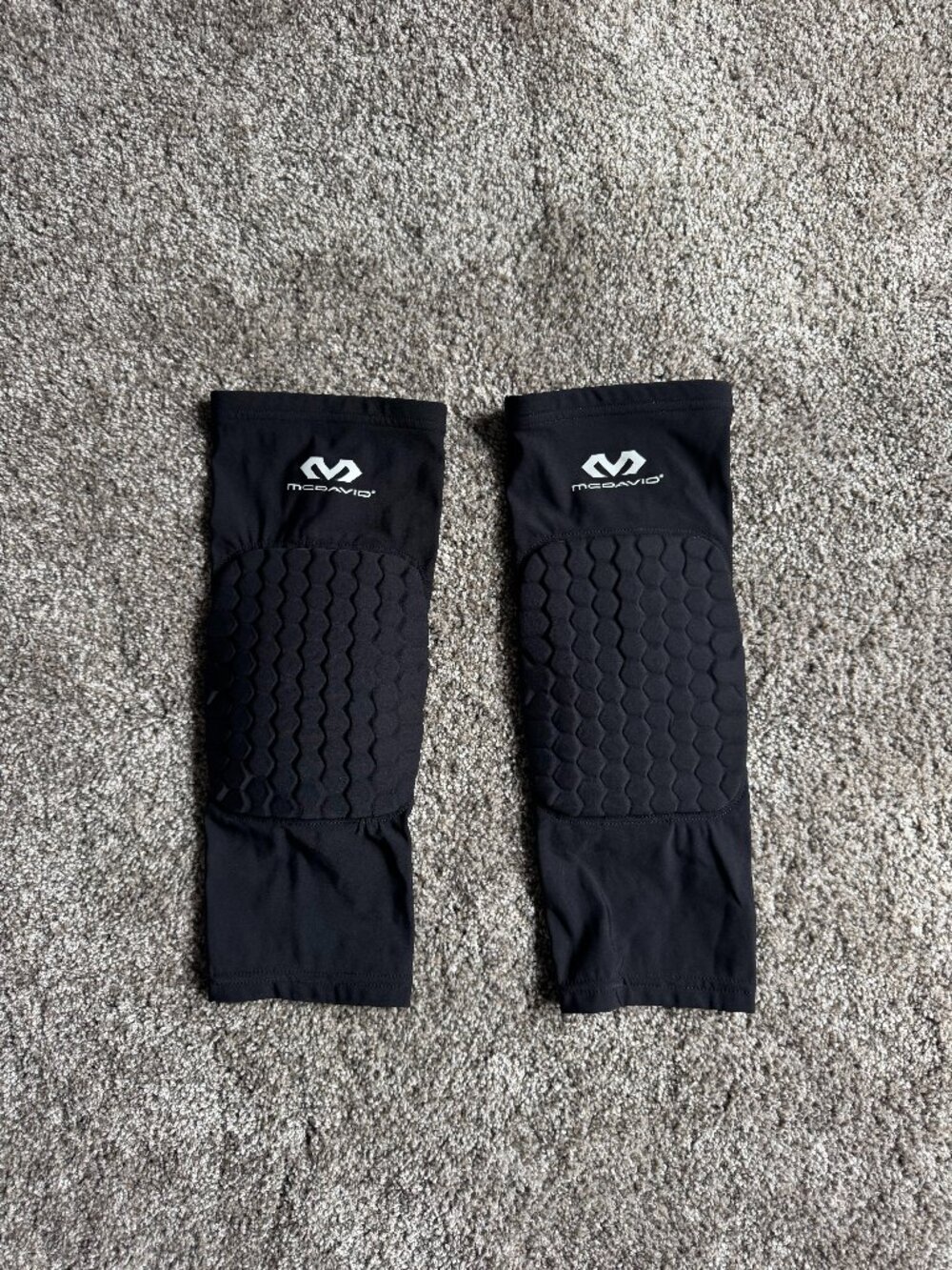McDavid Hex Knee Pads Black Compression Sleeves Pair Size Large NWOT
